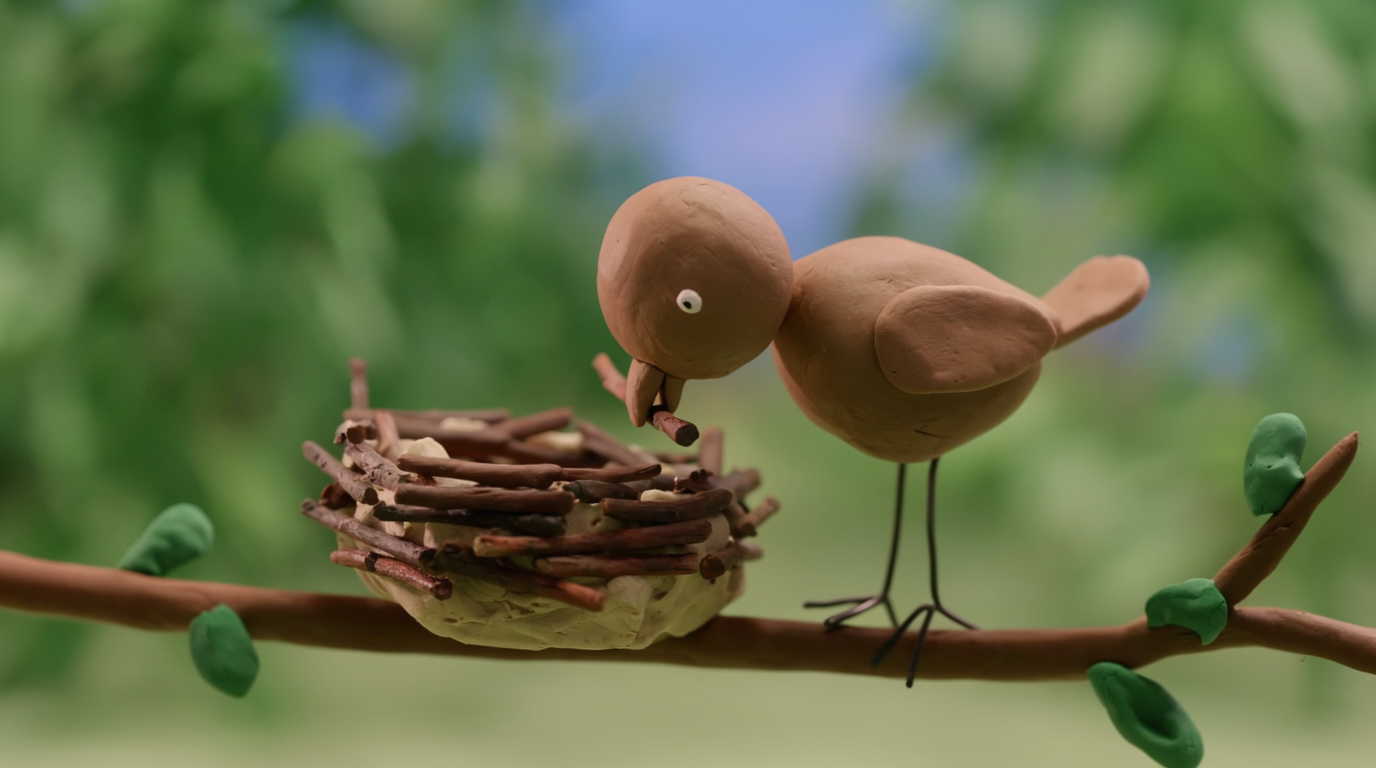 小さな巣を作る針金の鳥